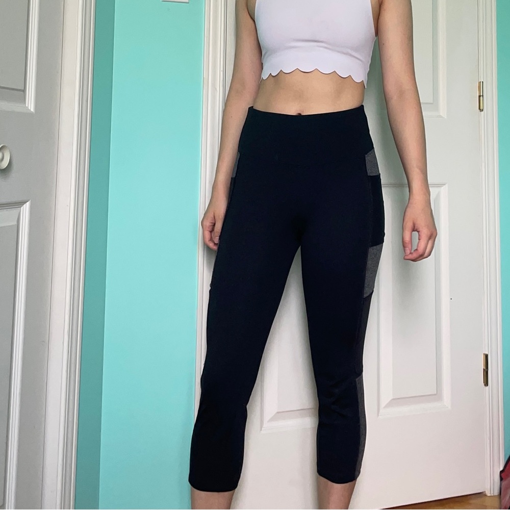 Avia Capri Black Leggings with 2 side Pockets